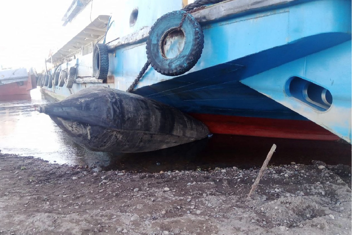 Пассажирский теплоход застрял на самых опасных порогах сибирской реки