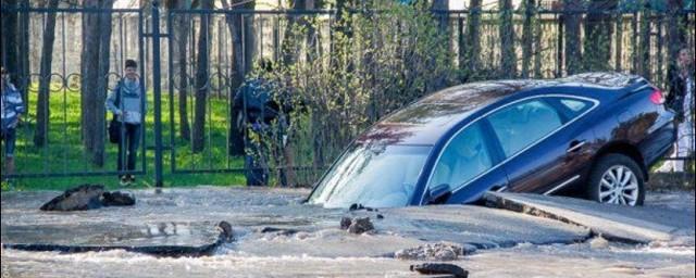 В центре Москвы автомобиль застрял из-за обвала грунта