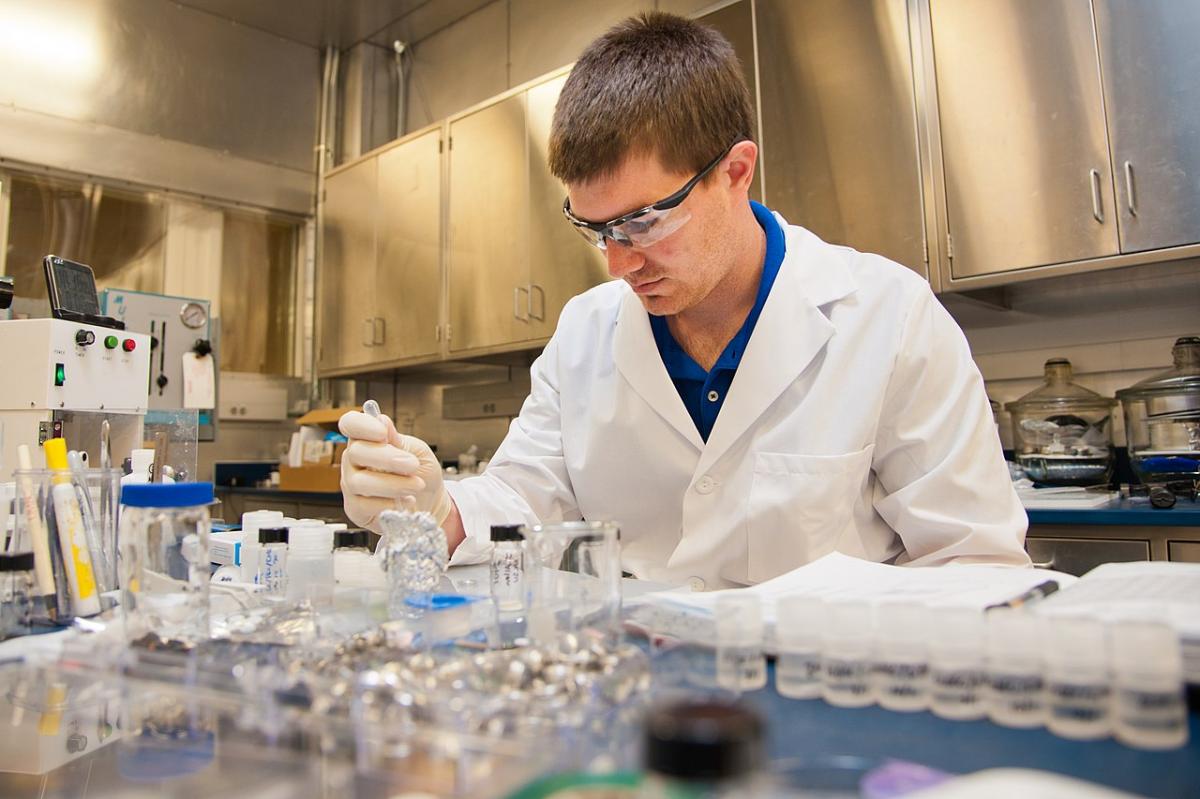 Ученый в лаборатории