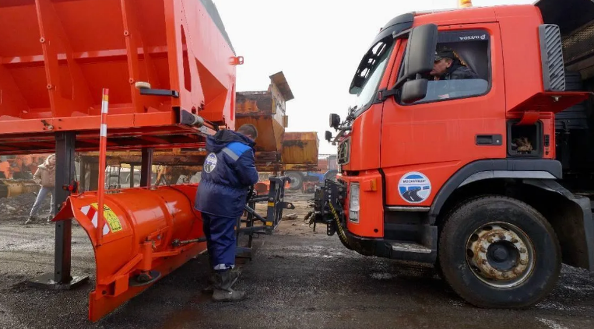 Для очистки улиц Подмосковья от снега зимой задействуют более 2,7 тысячи единиц техники