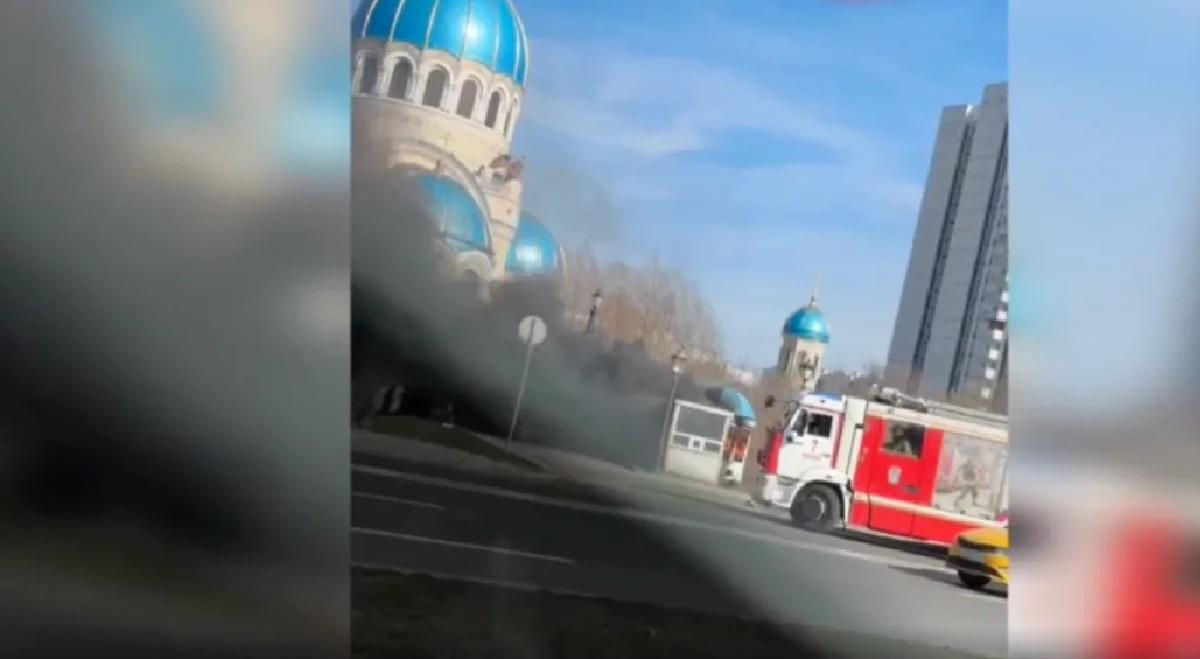 Названа причина пожара около храма Живоначальной Троицы в Москве