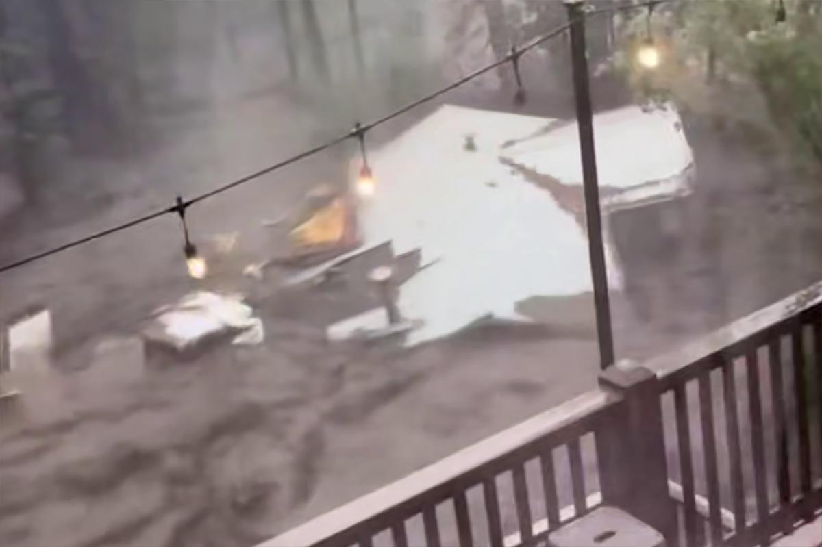 Поток воды сносит жилые дома в штате Нью-Мексико, погибли двое детей