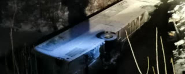 В Красноярском крае автобус с вахтовиками рухнул с моста в реку