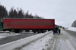 В Свердловской области ограничили движение на Тюменском тракте, фура полностью перегородила трассу