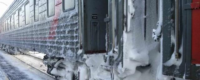 Заснувший на путях житель Красноярского края не проснулся от проезжавшего над ним поезда — Видео