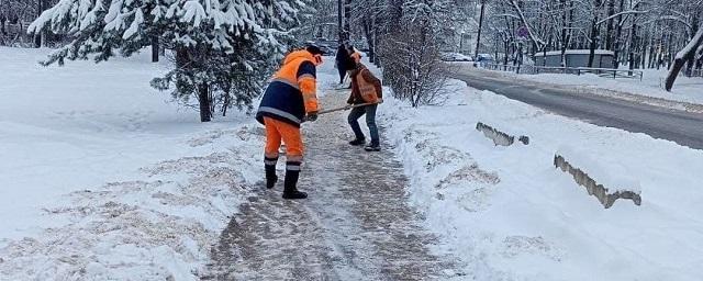 В Раменском продолжается уборка снега