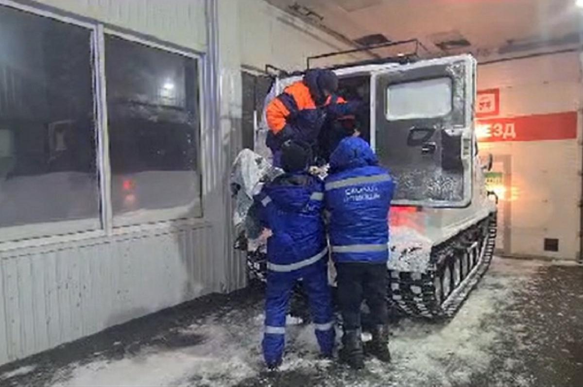 Медики на снегоболотоходе спасли мужчину с инсультом в метель на Сахалине, обычная машина застряла в снегу