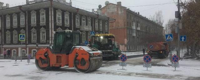 В Новосибирске дорожники укладывают горячий асфальт и плитку в снег