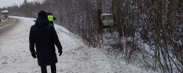 В Коми под Ухтой сошел в кювет автобус с 19 пассажирами: пострадавших нет