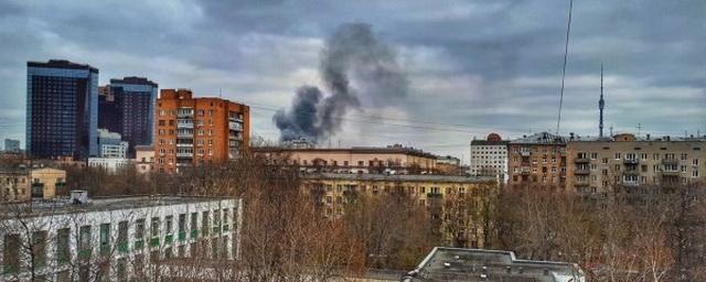 На севере Москвы рушится охваченный пожаром склад с декорациями