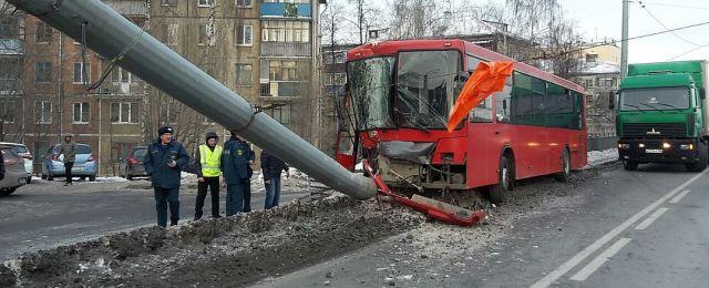 В Казани 15 человек пострадали в аварии с автобусом