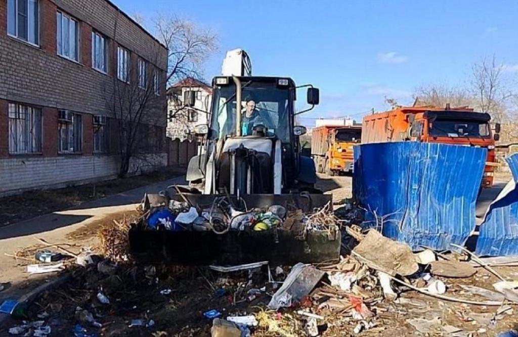 За новогодние каникулы в Астрахани сломали городскую ёлку, украли украшения и поджигали мусор