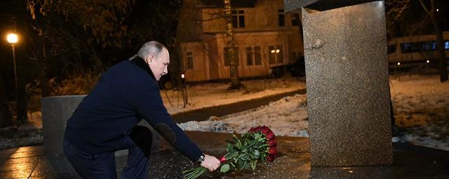 Путин возложил цветы к памятнику академику Юлию Харитону в Сарове