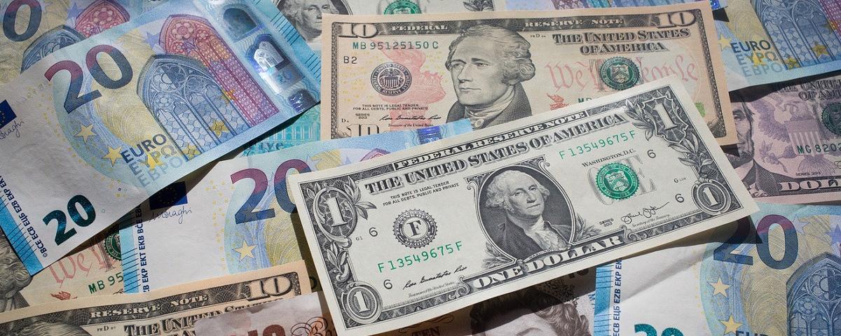 Аналитик Сыроваткин рассказал, почему держать доллары и евро на руках все опаснее