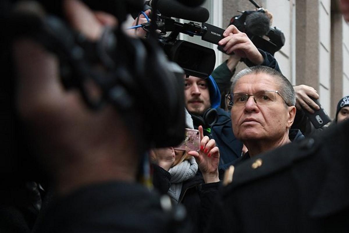 Отбывавший срок за взяточничество экс-министр Улюкаев просит суд о снятии судимости