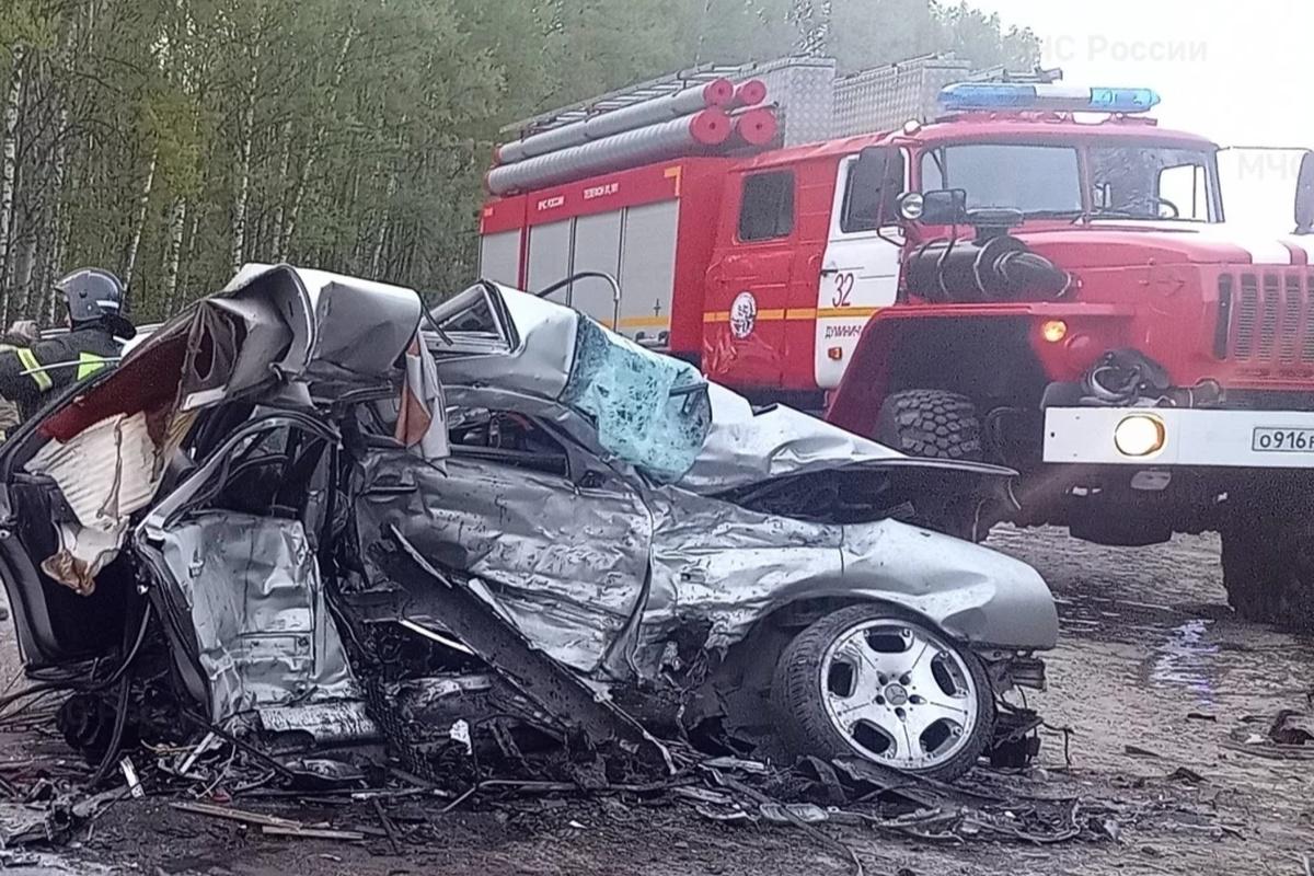 В Калужской области в результате ДТП загорелся автомобиль