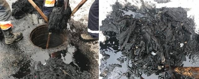 В Петербурге сотрудники «Водоканала» достали из канализации шины, матрас и пень