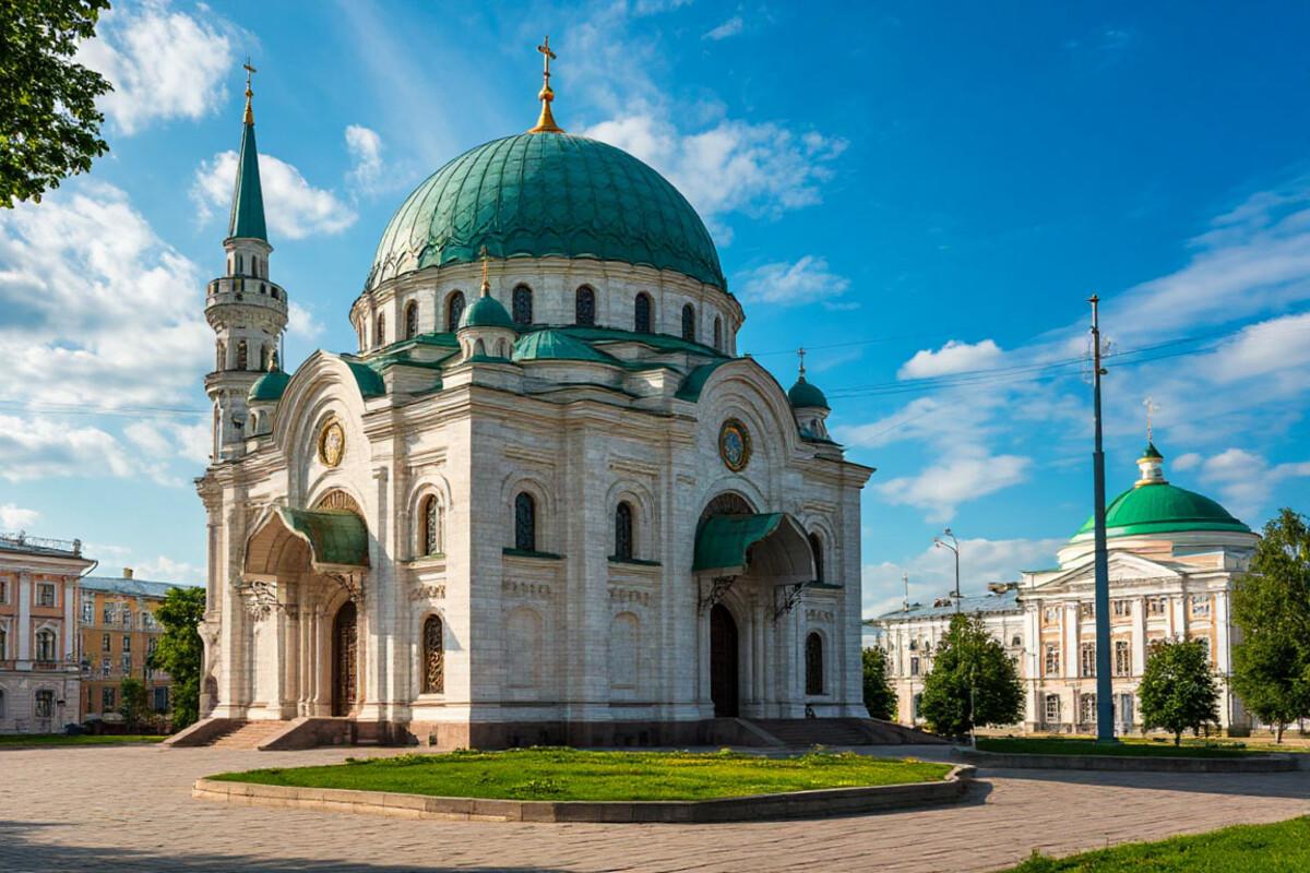 Черноморские курорты и Казань стали самыми доступными направлениями в России в сентябре