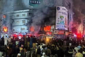 Пожар в торговом центре Карачи унес жизни трех человек