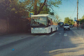 Автобус сбил ростовчанку в наушниках