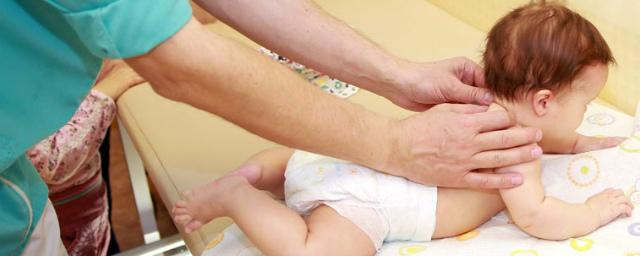 В Красноярске массажистка сломала ноги семимесячному малышу