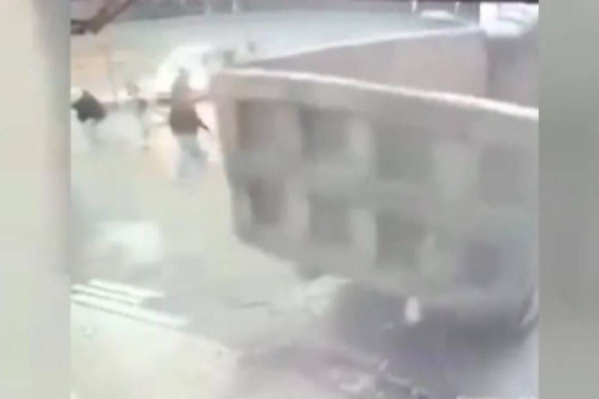 Новосибирский суд заочно арестовал водителя грузовика, пытавшегося сбить людей у кафе