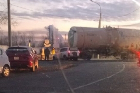 Иномарка врезалась в цистерну на переезде в Чите
