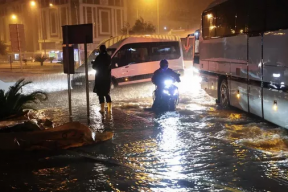 Heavy rains in Turkish resort caused rivers to overflow their banks