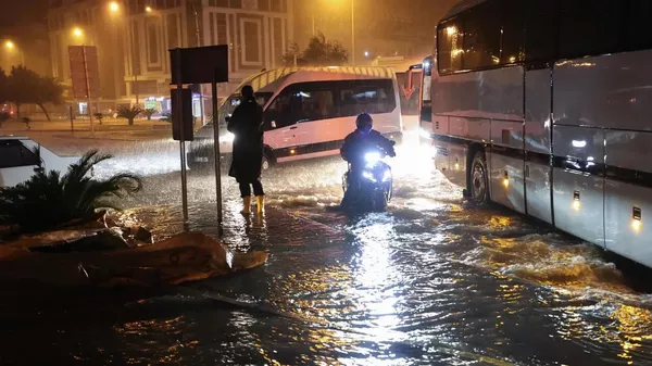 Из-за сильных дождей в турецком курорте реки вышли за берега