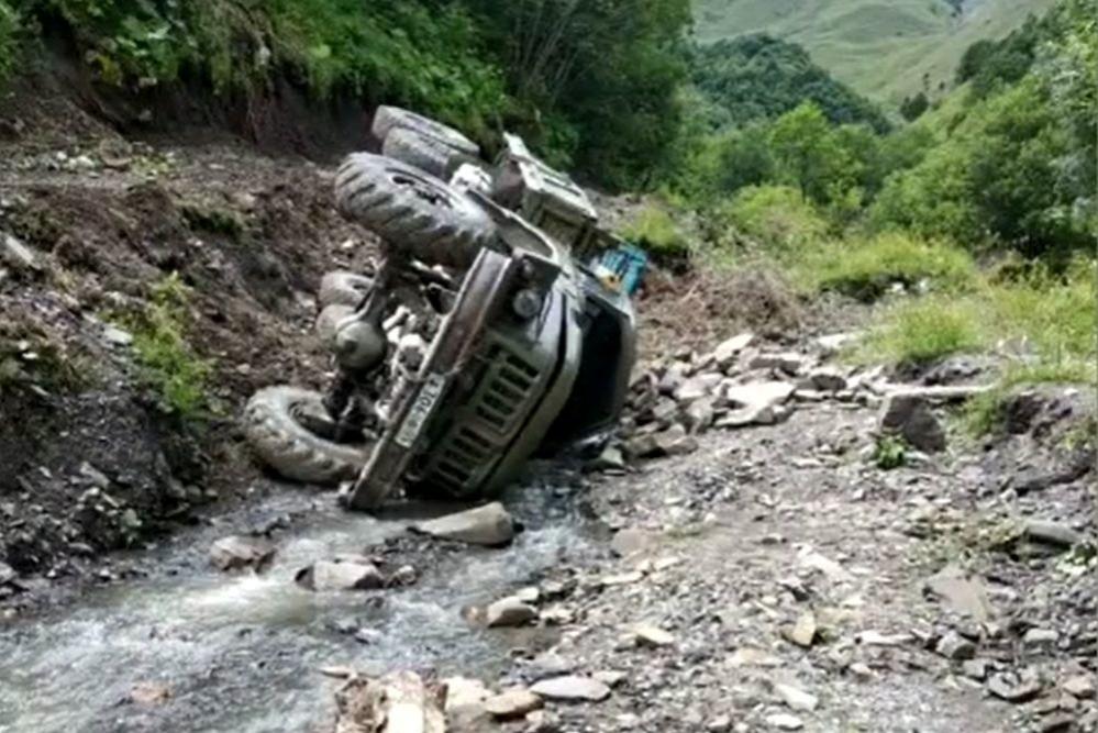В Дагестане при падении грузовика с обрыва пострадали девять человек