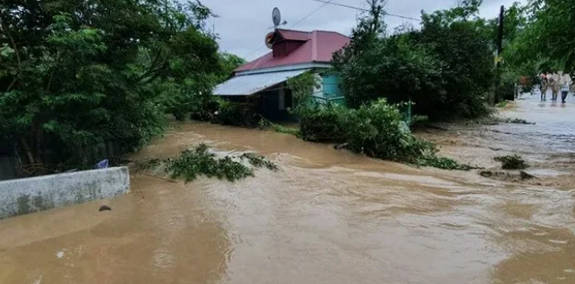 Сергей Аксенов пообещал на год снять квартиры людям, дома которых были полностью разрушены после подтопления