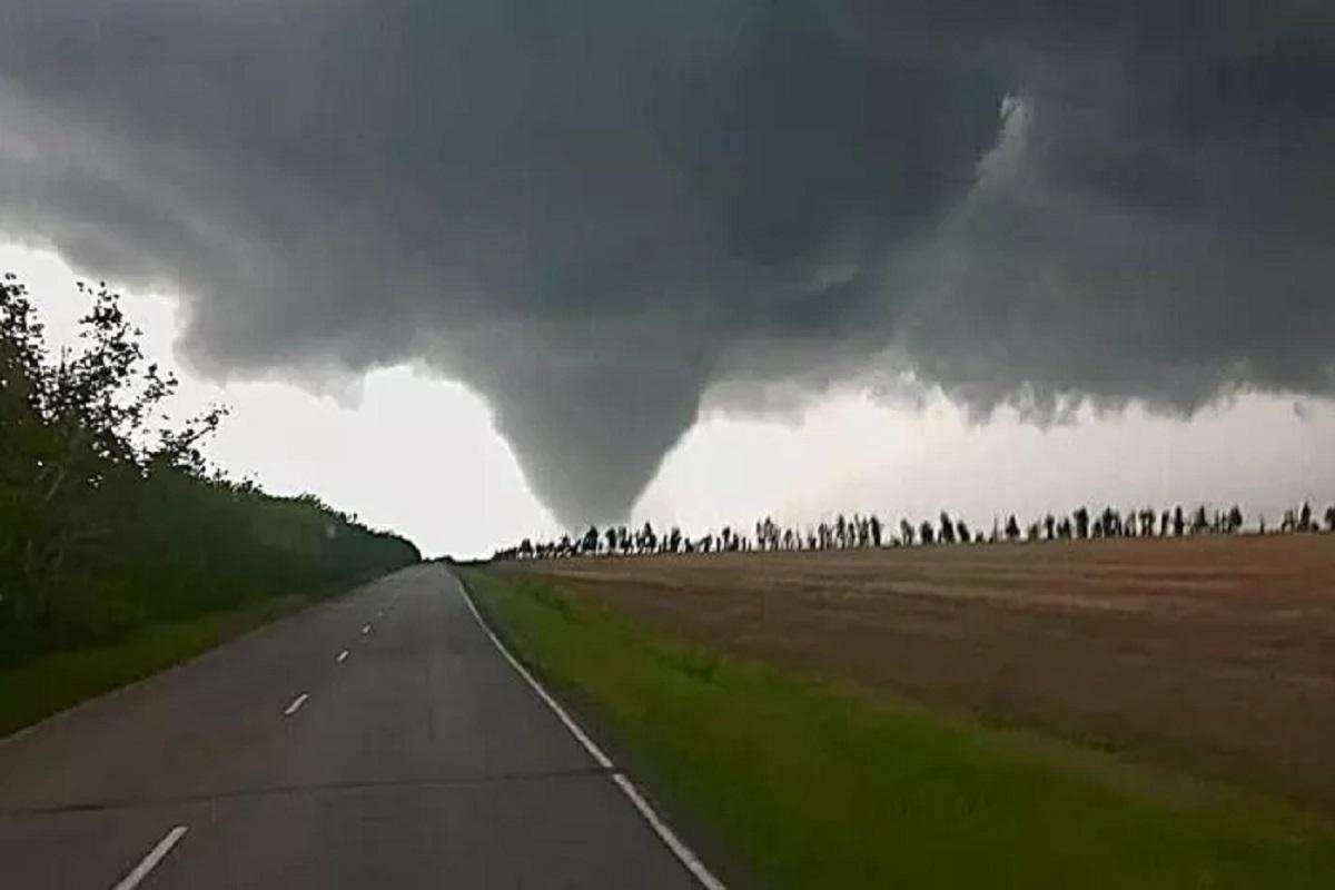 Разрушительный смерч оставил без крыш дома в поселке Суксун в Пермском крае