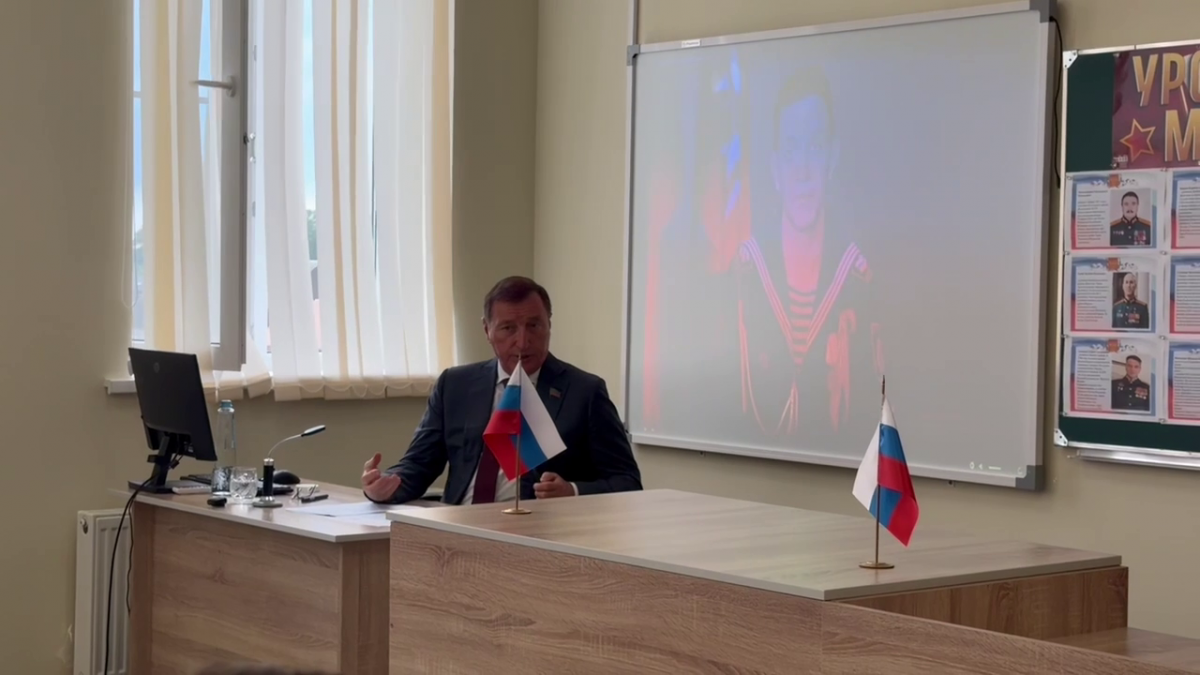 Спикер Народного Собрания Заур Аскендеров в День знаний обсудил единство народов России и героическую историю Дагестана с учениками новой школы села Пятилетка