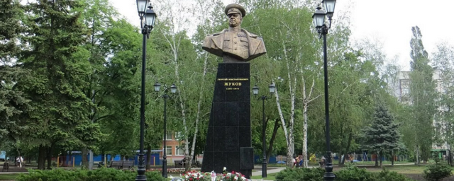 В Харькове военные снесли памятник маршалу Жукову