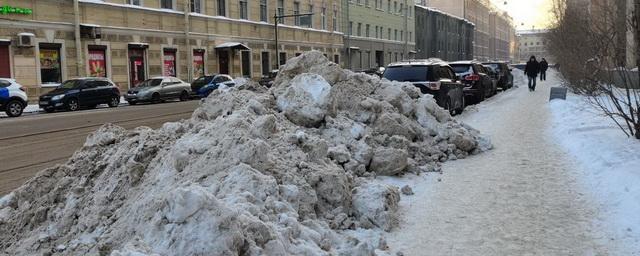 В воскресенье на уборку заваленных снегом улиц Петербурга Смольный вывел менее сотни единиц спецтехники