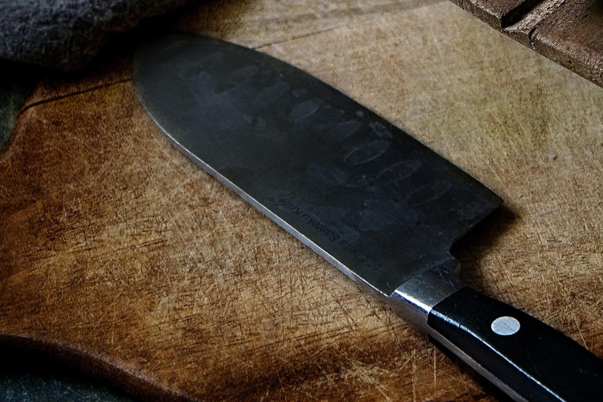 В Омске женщина хотела причесаться утром после вечеринки и нашла нож в голове