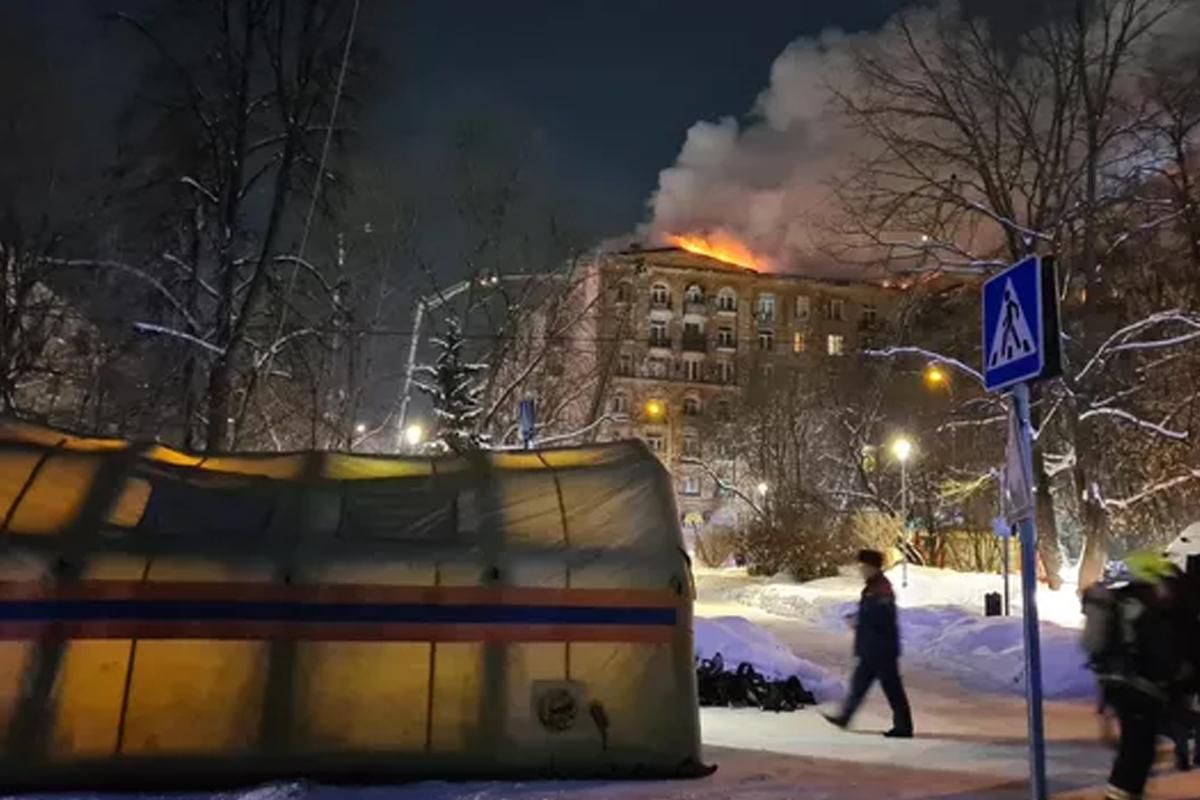 Спецслужбы обследуют помещения в доме на севере Москвы после пожара