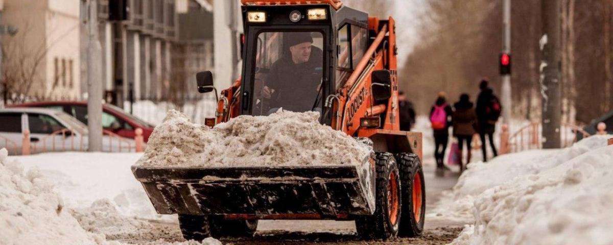 На улицы Сургута вышли более 100 снегоуборочных машин