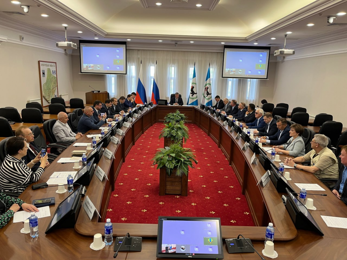 Мэр Иркутска Руслан Болотов доложил на совещании в правительстве Прибайкалья о планах привести в порядок более 30 км дорожного полотна в 2025 году