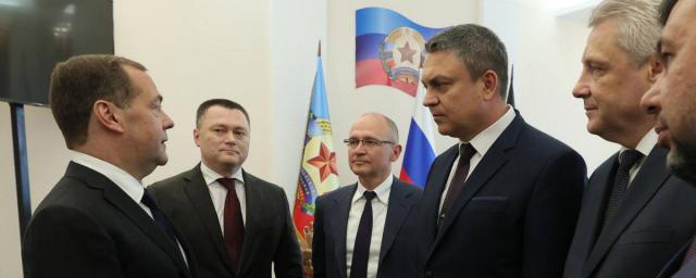Медведев провел в ЛНР совещание по безопасности