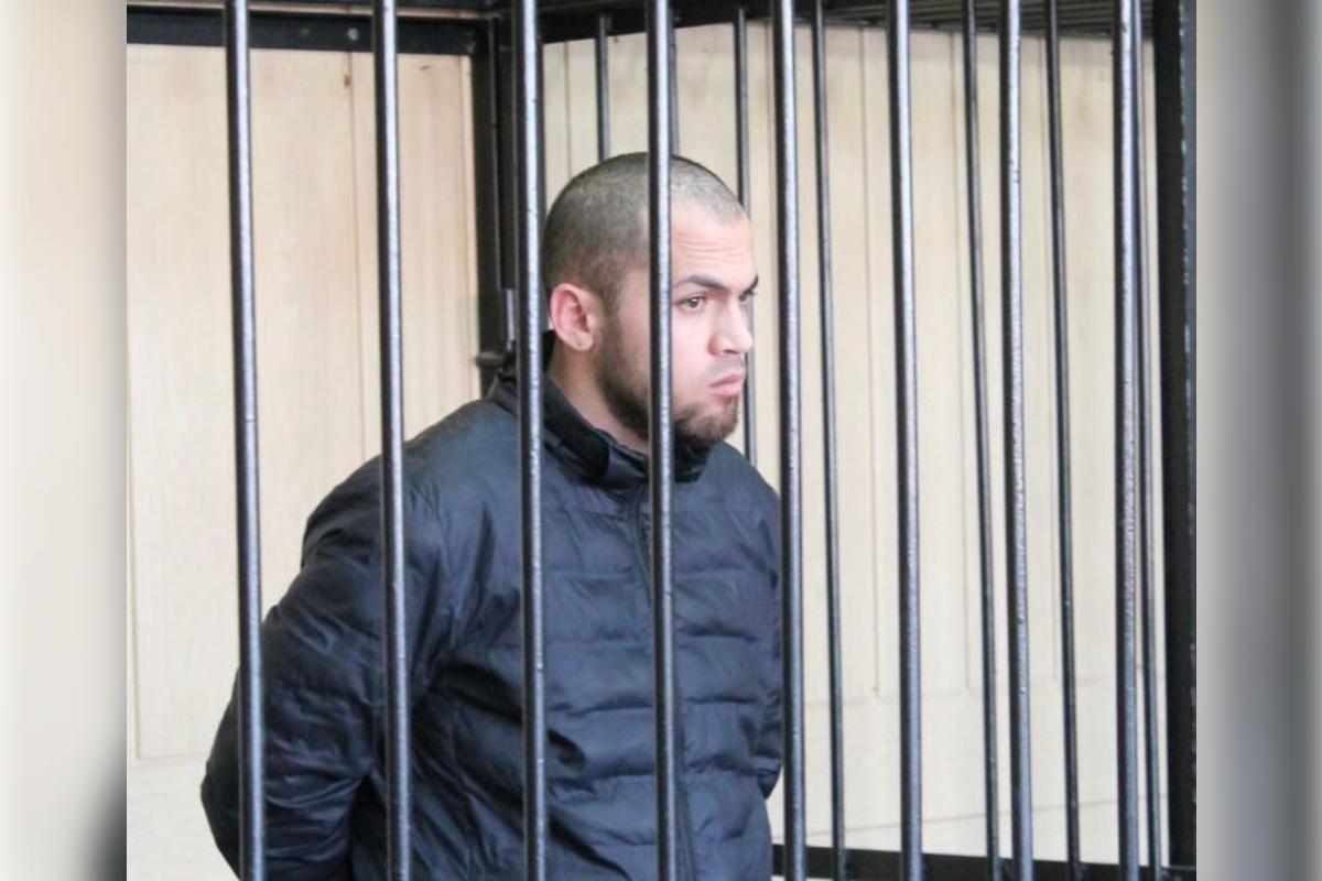 Подвесил за ноги и колол иглой: обвиняемый в зверских расправах над трехлетним ребенком отказался признать вину в суде