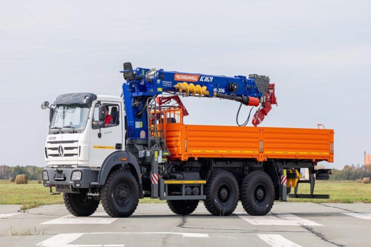 Челябинский механический завод начинает выпуск новой модели спецавтомобиля с краном-манипулятором