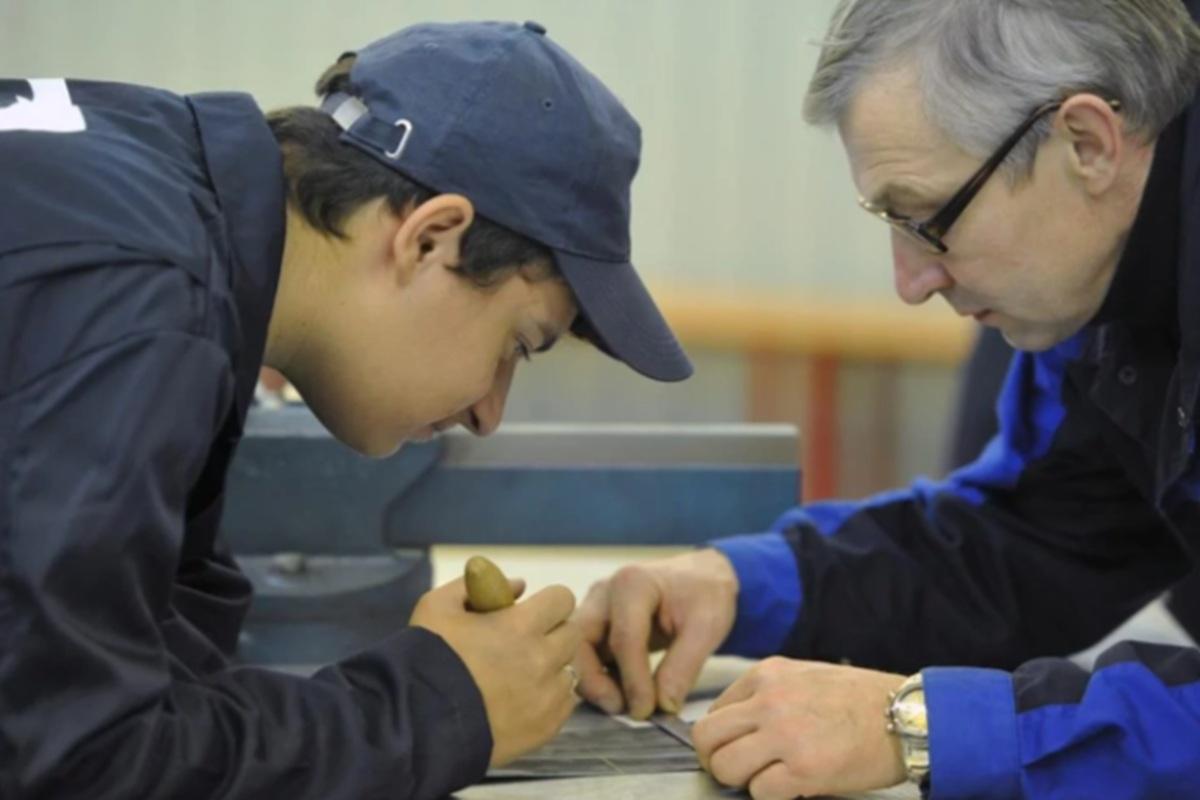 Зумеры Новосибирска представляют заводской труд как монотонный и непрестижный