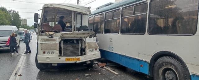 В Екатеринбурге прокуратура проводит проверку по факту ДТП с участием автобуса и троллейбуса