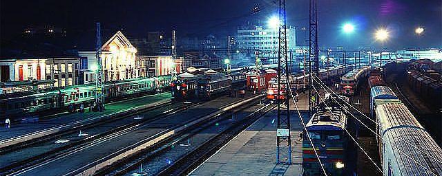Жд барнаул сайт. Барнаульский ЖД вокзал. Станция Барнаул ночью. ЖД вокзал Барнаул пути. ЖД вокзал Барнаул ночью.