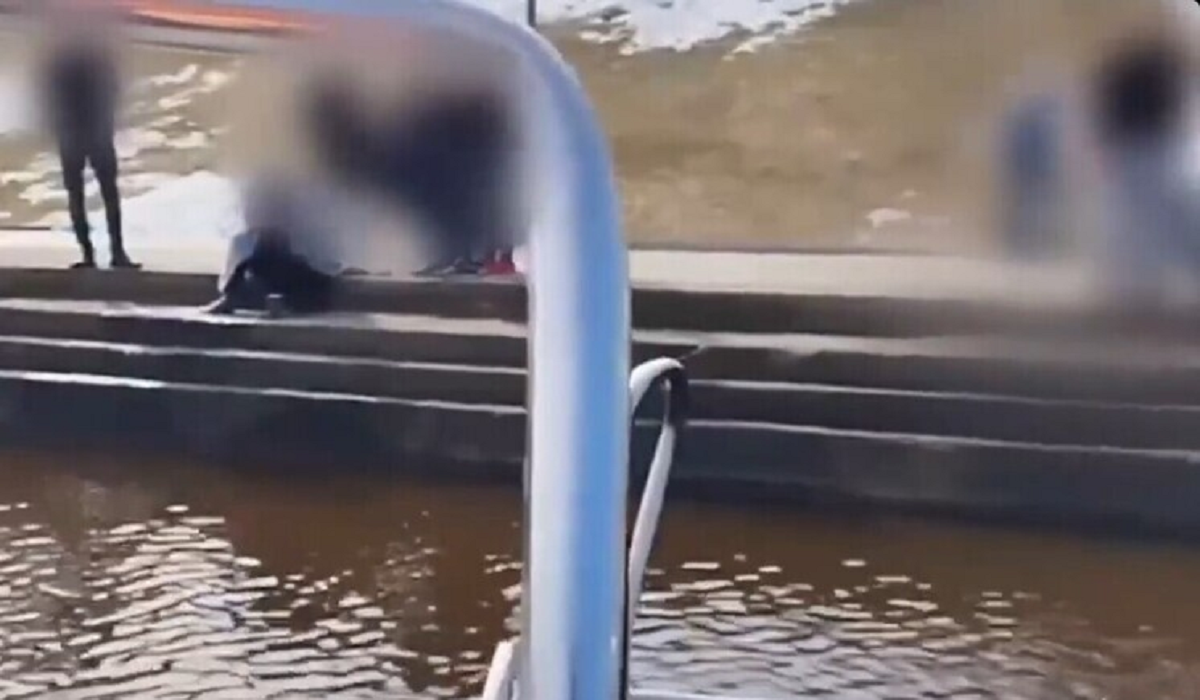 В Твери очевидцы спасли мужчину, упавшего в Волгу