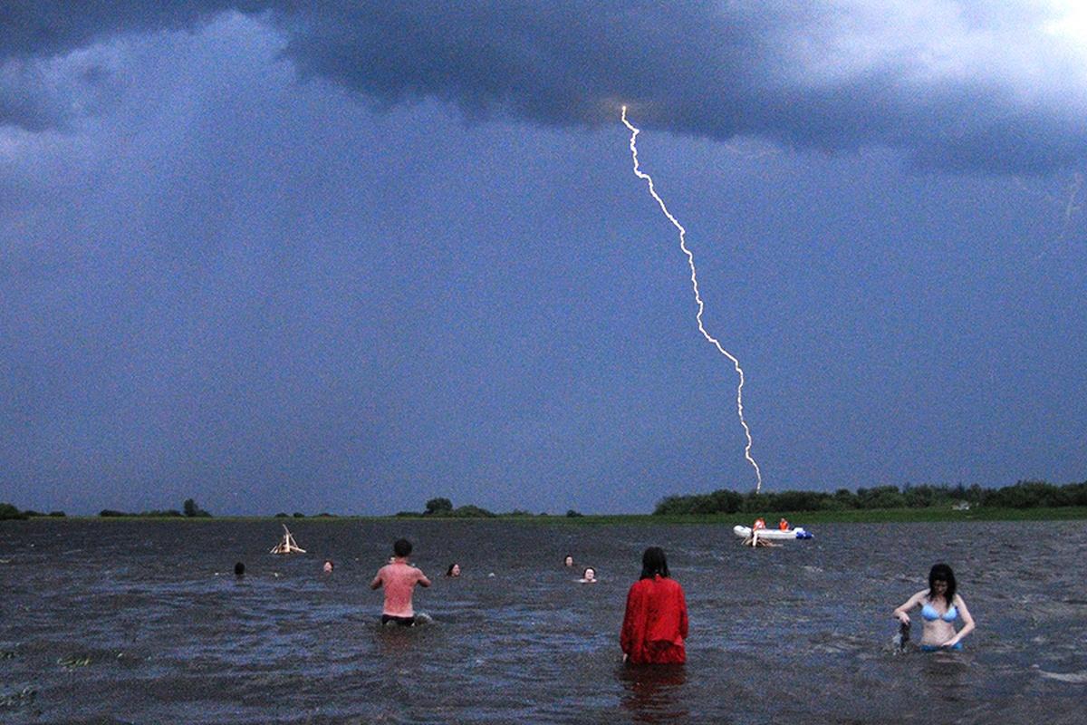 Сланцы спасли от удара молнии людей на пляже в Тульской области