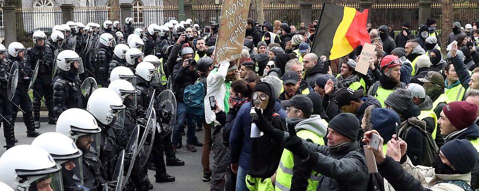 В Бельгии участники «желтых жилетов» напали на тележурналистов