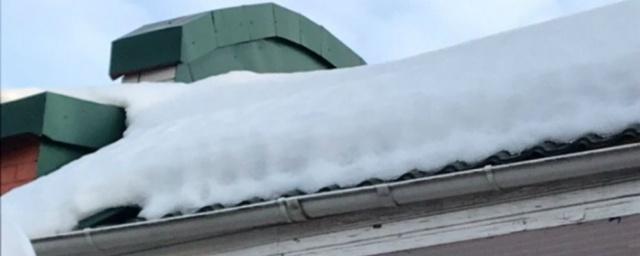 С кровли ресторана в Ярославле рухнула снежная глыба