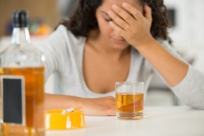 Злоупотребление спиртным связали с повышенным риском ишемической болезни у женщин